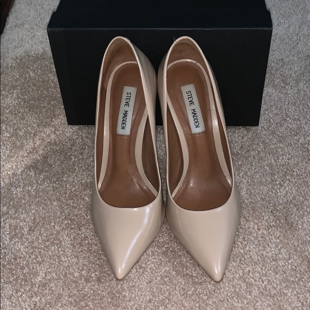 Steve Madden nude pump